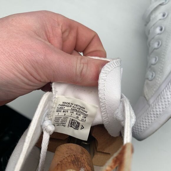 Converse Chuck Taylor’s - Picture 5 of 6